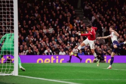  曼联补时阶段连入两球逆转伯恩利取连胜